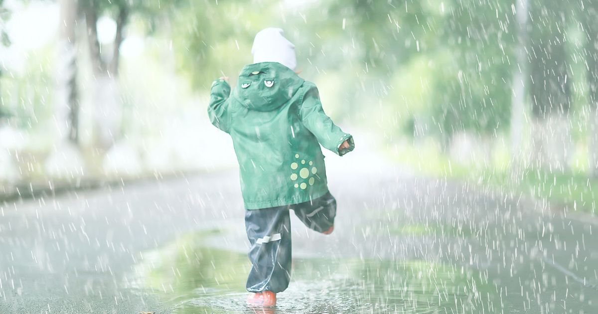 雨のなかを、お散歩する子ども
