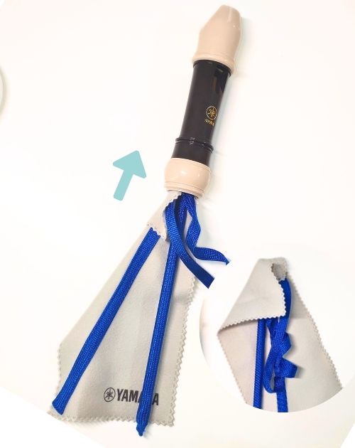 リコーダークリーニングスワブで、ソプラノリコーダーの足部管のお手入れ方法