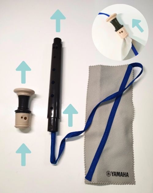 リコーダークリーニングスワブで、ソプラノリコーダーの頭部管と中部管のお手入れ方法