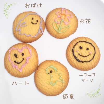 チョコペンでデコレーションしたクッキー